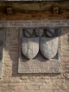 Wappenstein des 15. Jhds. aus Bologna mit den bewusst beschädigten Wappen des Podestà Amico della Torre in Bologna. © Wikimedia Commons, Foto di Giovanni Dall'Orto, 9-2-2008.