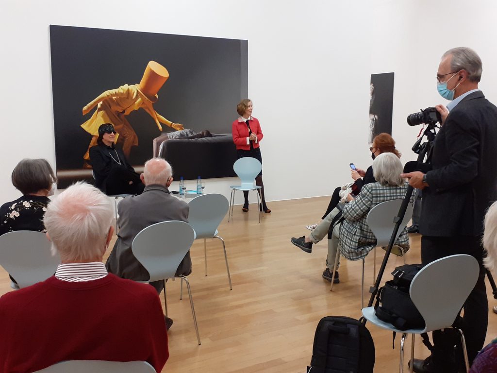 Der Künstler Gottfried Helnwein und Direktorin Beate Reifenscheid im Gespräch, ©Ludwig Museum 2024, Foto: S. Leu-Puggioni, 2021.
