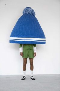 Erwin Wurm: Beanie, One Minute Sculptures, 2019, Polyesterharz, Strickwolle und Acryl, 125 x 130 x 130 cm © Erwin Wurm, Bild-Kunst Bonn 2025