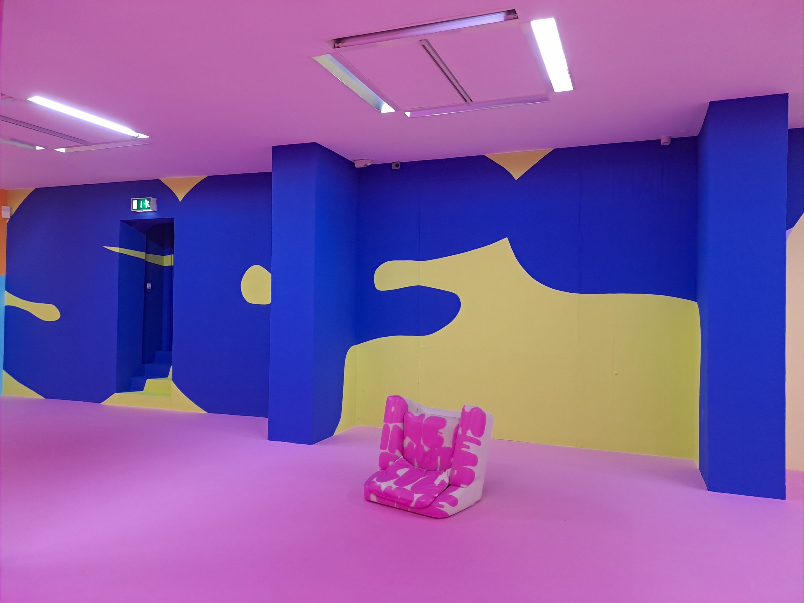 Erwin Wurm: Life Beat Soft Melt (Flat Sculpture), Ansicht der Installation im Erdgeschoss des Museums, 2025 © Erwin Wurm, Bild-Kunst Bonn 2025. Foto: Thomas Frey