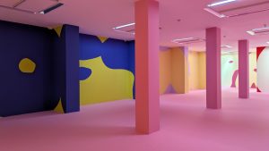 Erwin Wurm: Life Beat Soft Melt. Installationsansicht im Ludwig Museum 