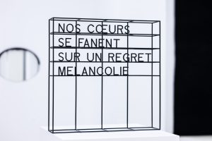Joël Andrianomearisoa: NOS COEURS SE FANENT SUR UN REGRET MELANCOLIE, 2025, Metal, Paint, 60 x 60 x 12, Mixed Media © Courtesy of the artist and Almine Rech Gallery. Foto: Herbert Piel