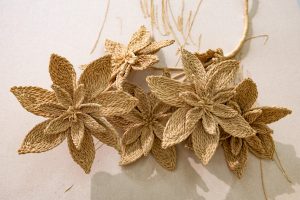 Joël Andrianomearisoa: MIRACLE IV, 2025, Raphia, Mixed Media, 90 x 70 cm, Detail © Courtesy of the artist and Collection Nathalie Aureglia Caruso. Foto: Herbert Piel