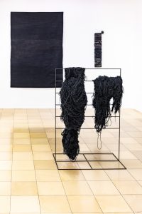 Joël Andrianomearisoa: ARCHIVE OF SENTIMENTAL TERRITORY, 2024, Metal, Paint, Wool, 130 x 90 cm, © Courtesy of the artist and Almine Rech Gallery. Foto: Herbert Piel