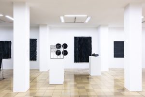 Joël Andrianomearisoa: Ansicht der Ausstellung "Tools of Emotions and Desires" 2026/2026 © Courtesy of the artist. Foto: Herbert Piel