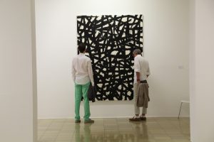 Nam Tchun Mo: "Strokes 1803", 2018, Akryl auf Leinwand, 210 x 160 cm, Sammlung Ludwig Koblenz, Inv. Nr. LM 2019/46. Ansicht während der Ausstellung "Nam Tschun Mo. Gesture in Space" (2019) im Ludwig Museum Koblenz © Courtesy of the artist. Foto: Ludwig Museum Koblenz